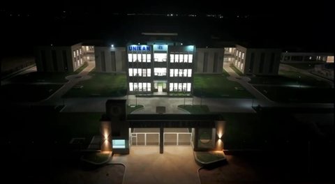 Le bâtiment principal de nuit