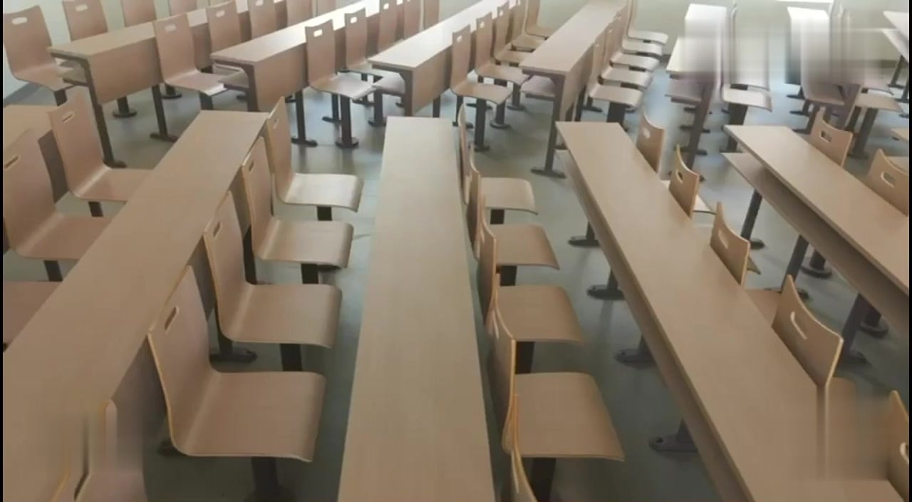 Un auditoire équipé de tables individuelles
