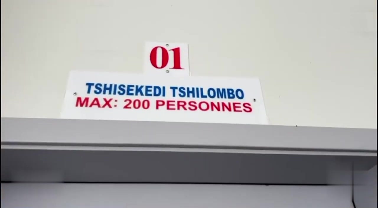 Porte de l'auditoire nº 1, capacité 200 personnes