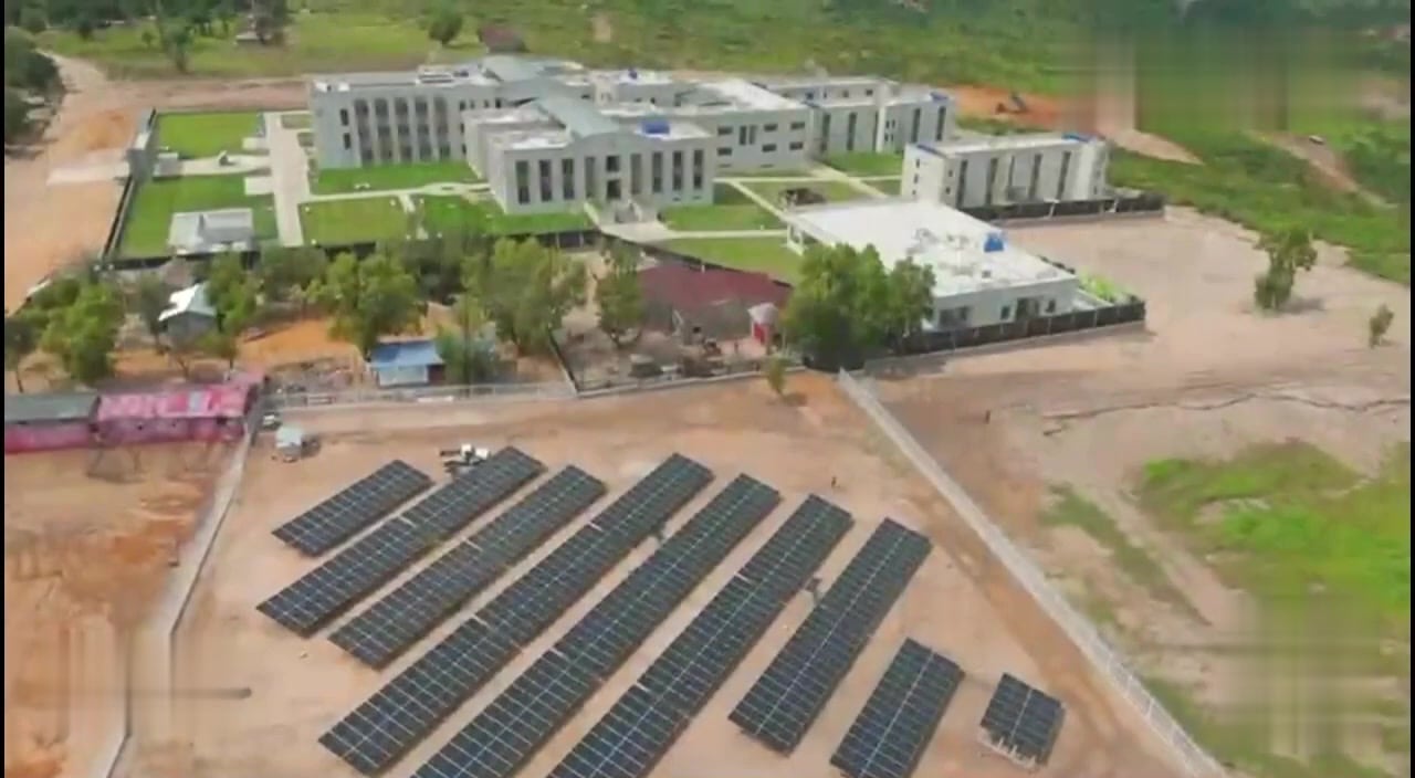 Le champ photovoltaïque de 330 KVA vu du ciel
